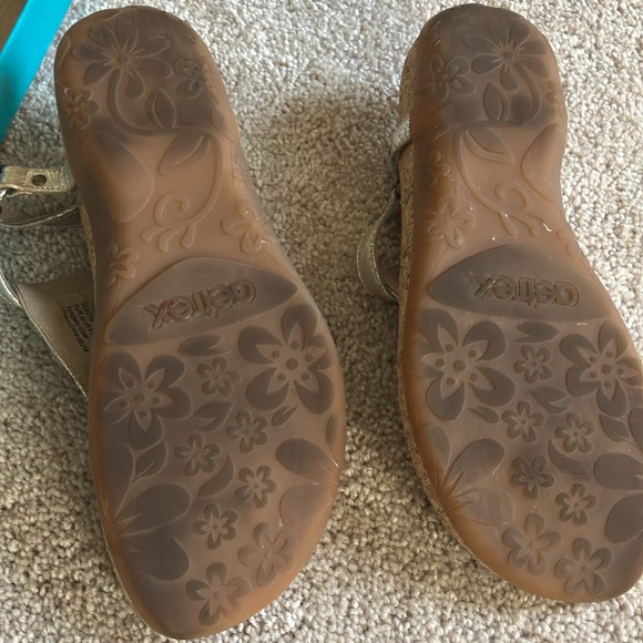Aetrex cork footbed sandals great arch support. Metallic gold - Picture 5 of 6
